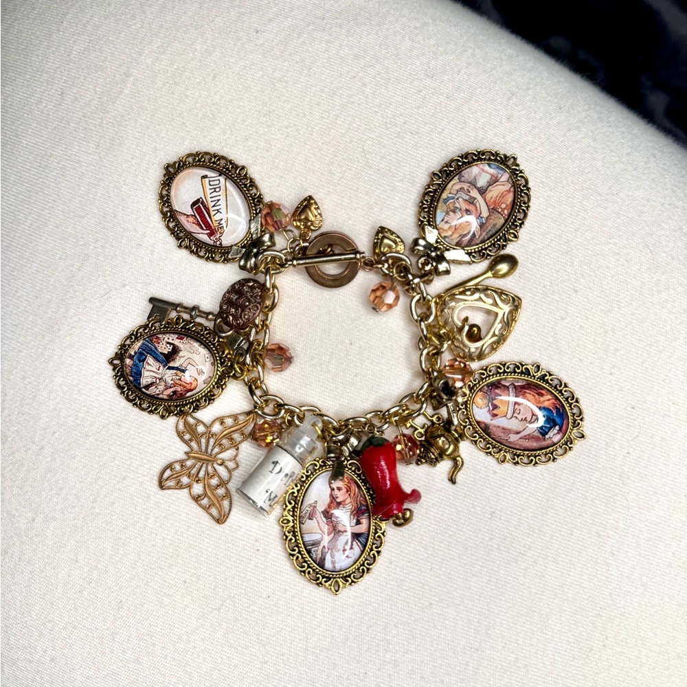 Vintage Victorian Style Cameos Charm toggle Bracelet